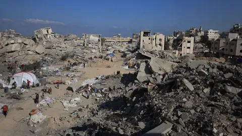 Israeli Tanks Advance into Major Gazan Civilian District
